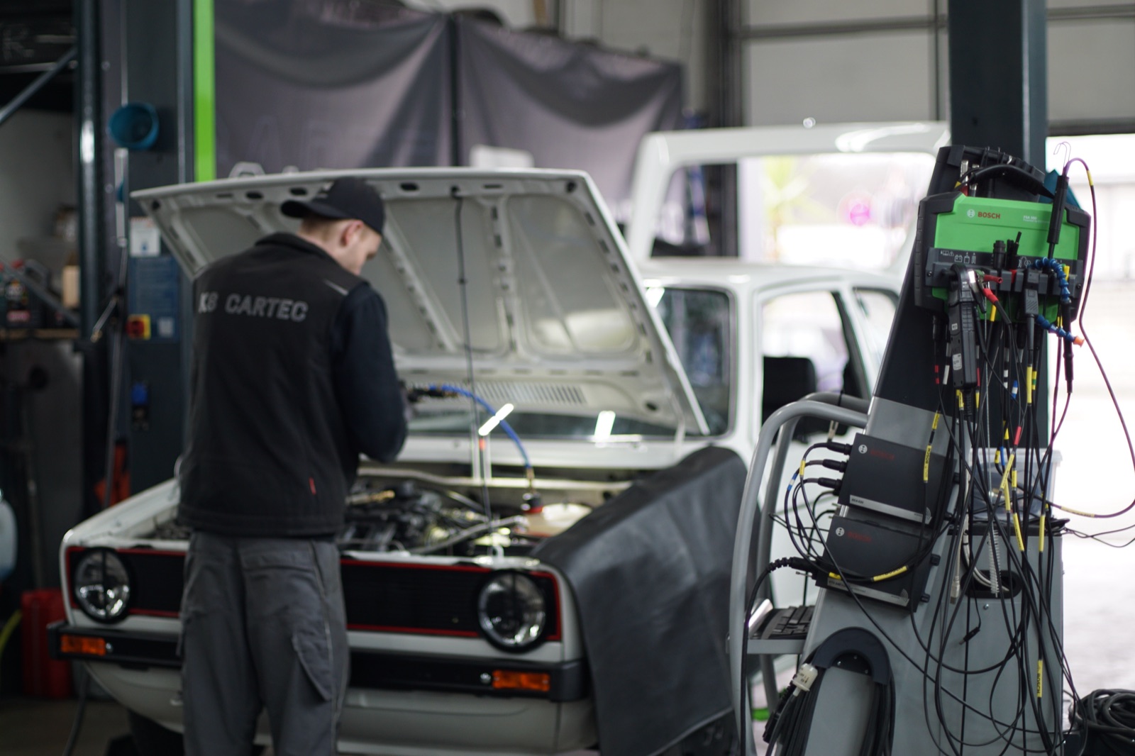 Mechaniker mit Diagnosegerät bei KS Cartec