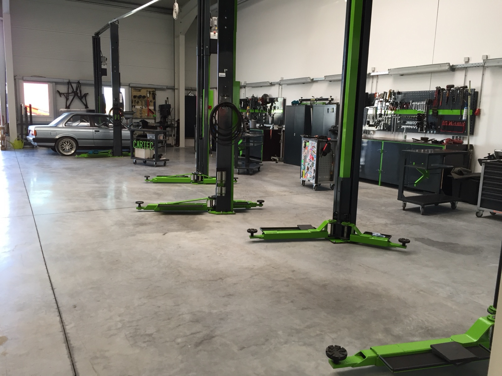 Fahrzeug auf der Hebebühne bei KS Cartec