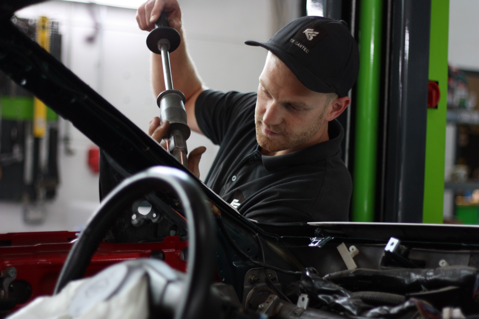 Mechaniker bei der Arbeit bei KS Cartec