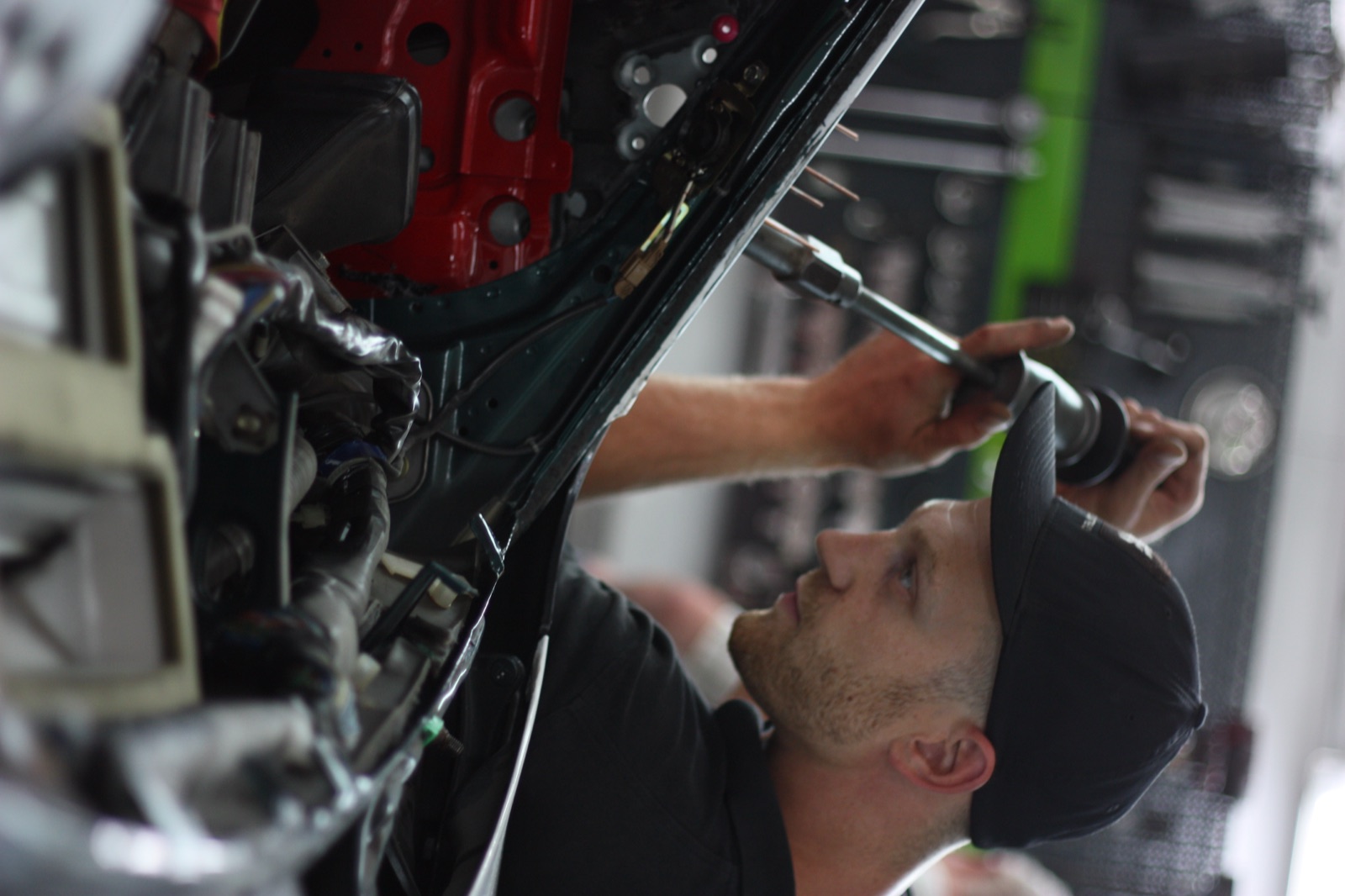 Mechaniker bei der Arbeit bei KS Cartec