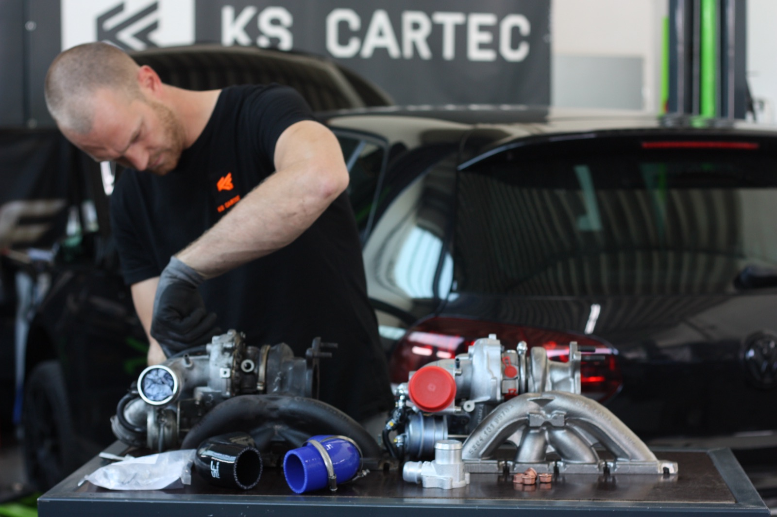Mechaniker bei der Arbeit bei KS Cartec