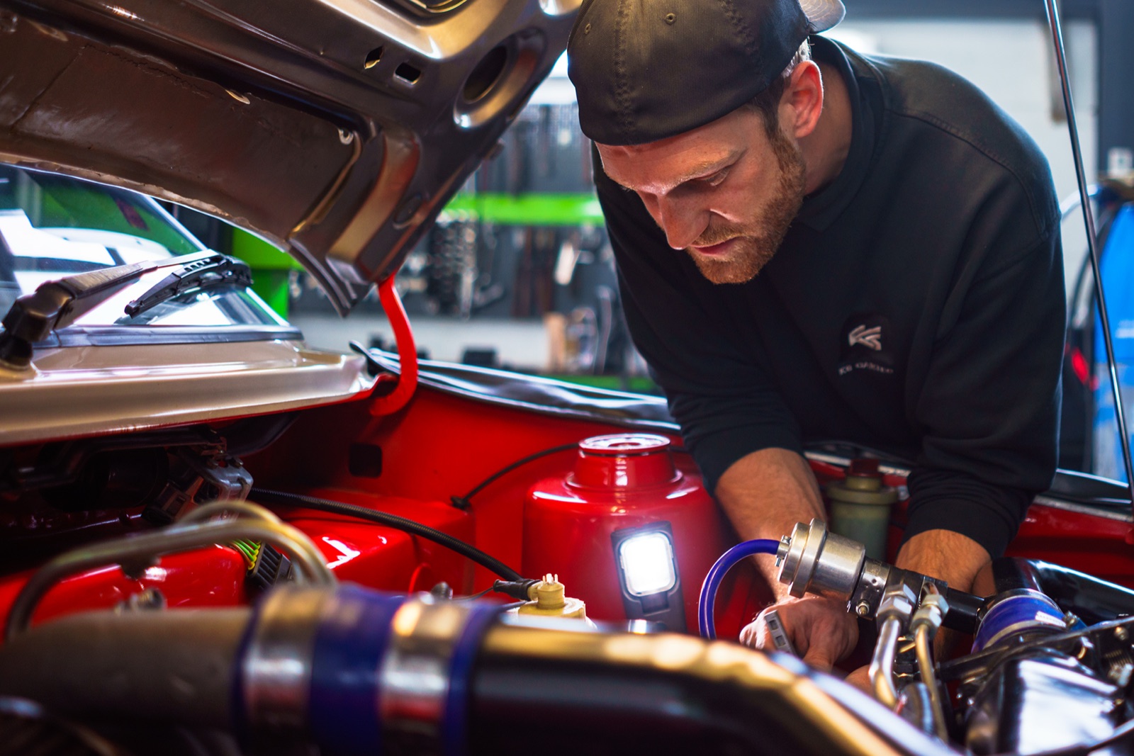 Arbeit am Motor bei KS Cartec