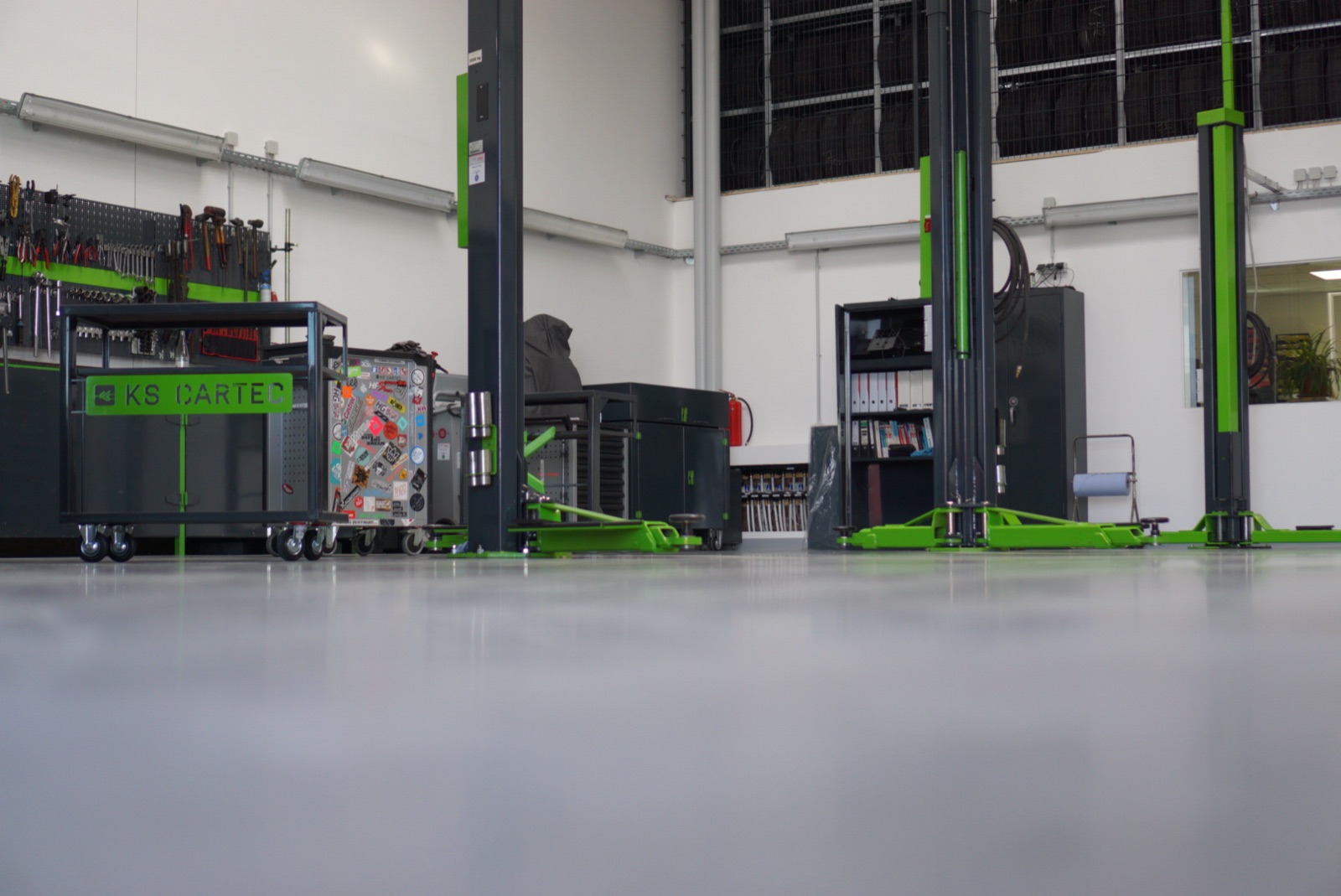 Werkstatthalle von KS Cartec mit Hebebühnen