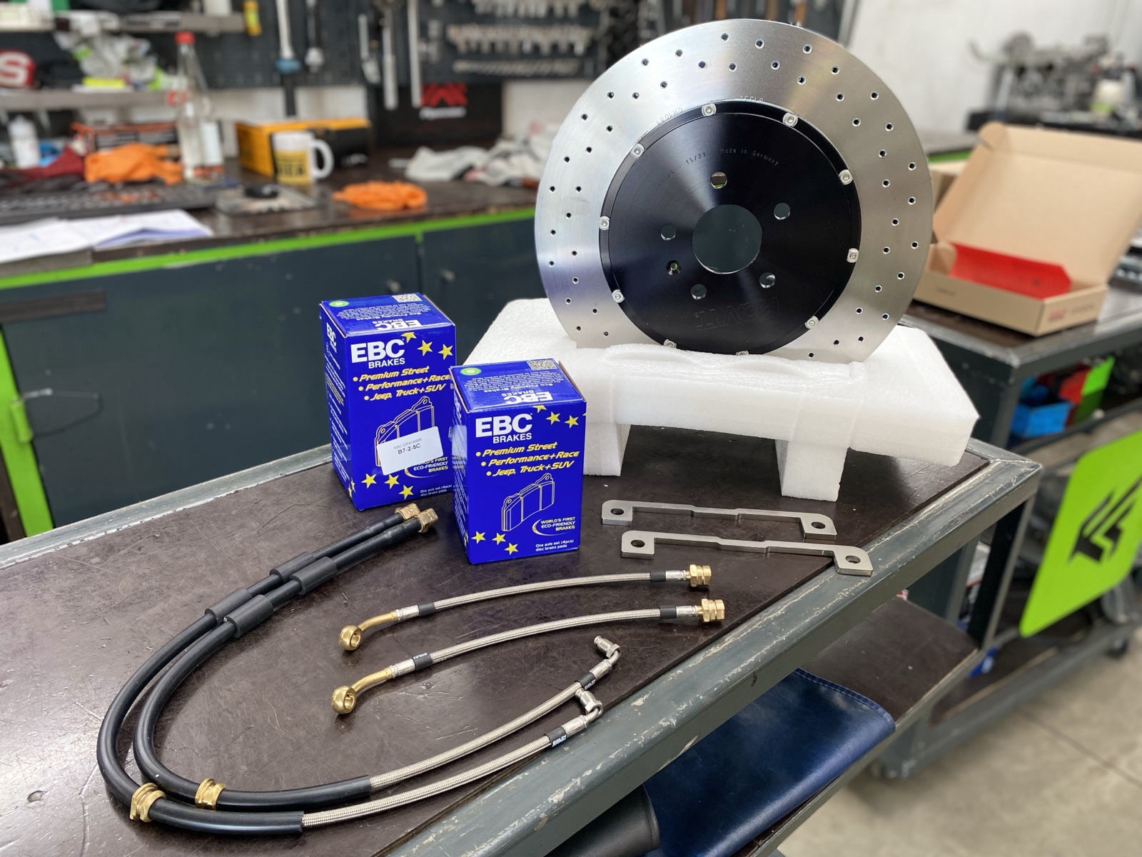 Bremsenarbeit mit Werkzeug bei KS Cartec